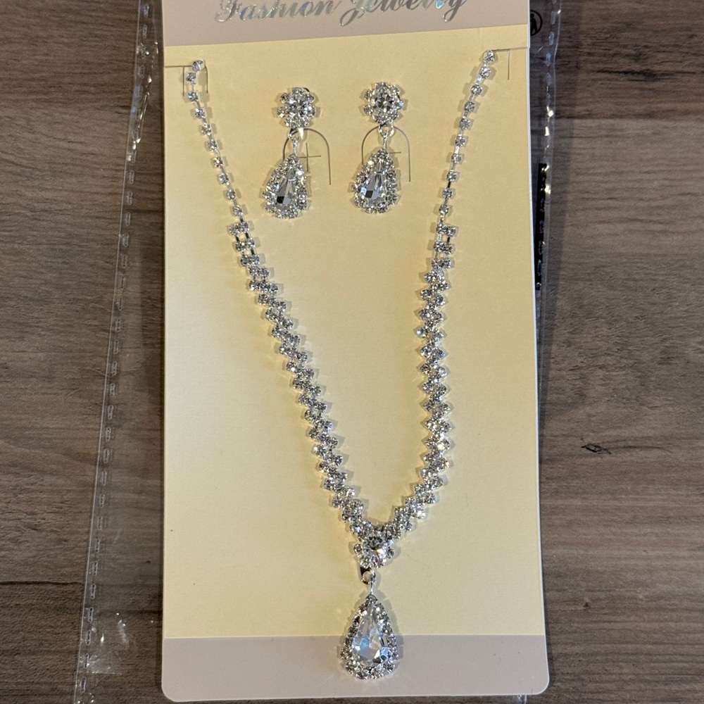 Silver Drop Shaped Jewelry Set